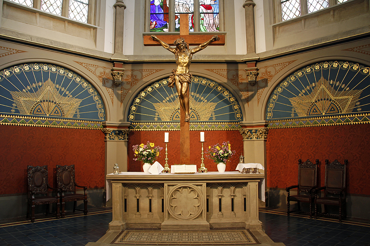 Das Altarkreuz und Leuchter aus der Lukaskirche